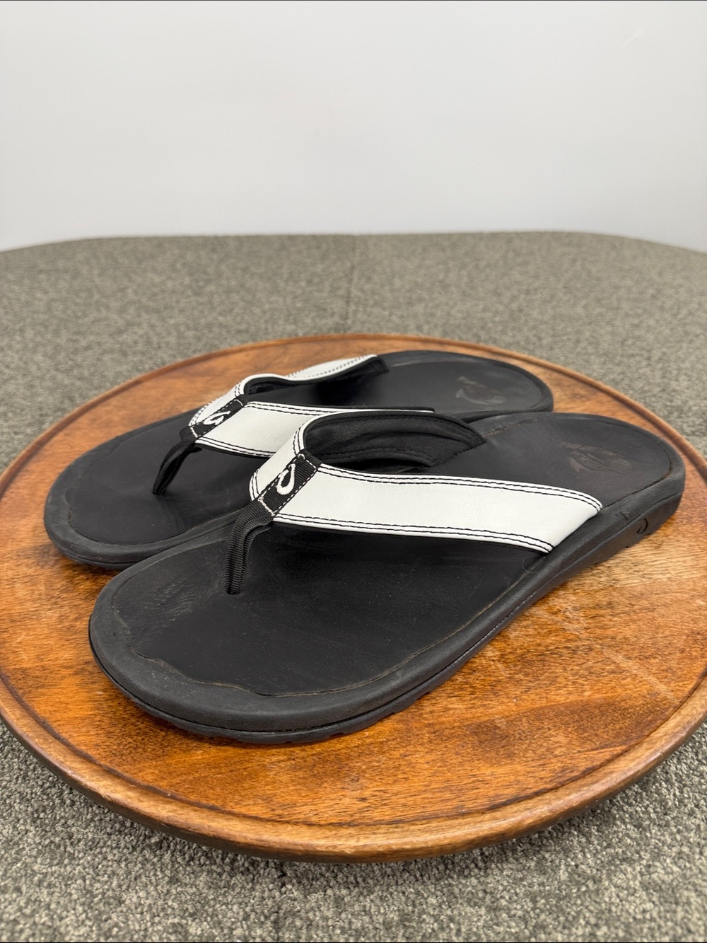 Olukai Sandals Mens 12 Ohana White Leather Black Footbed Flip Flop Thong Surf